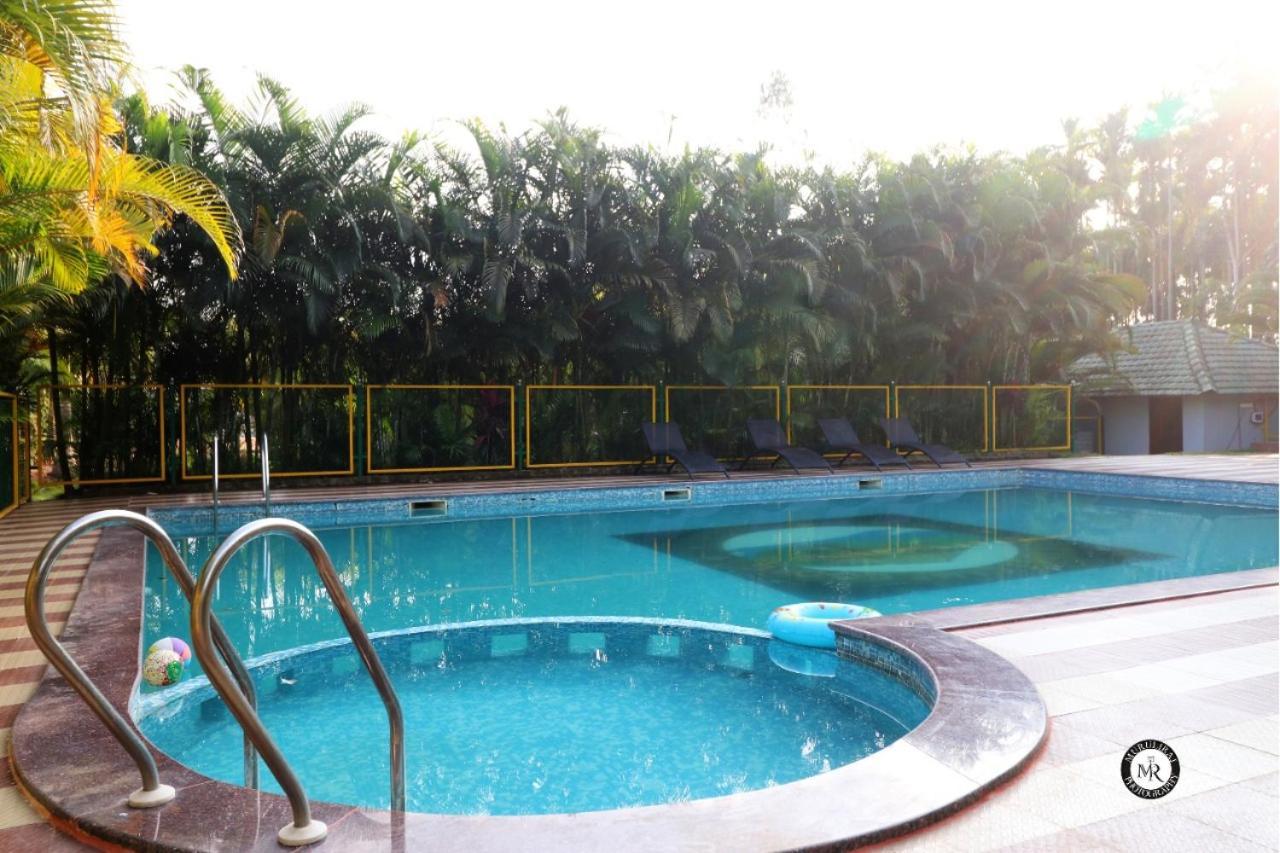 Plumeria Resort Kushālnagar Exteriör bild