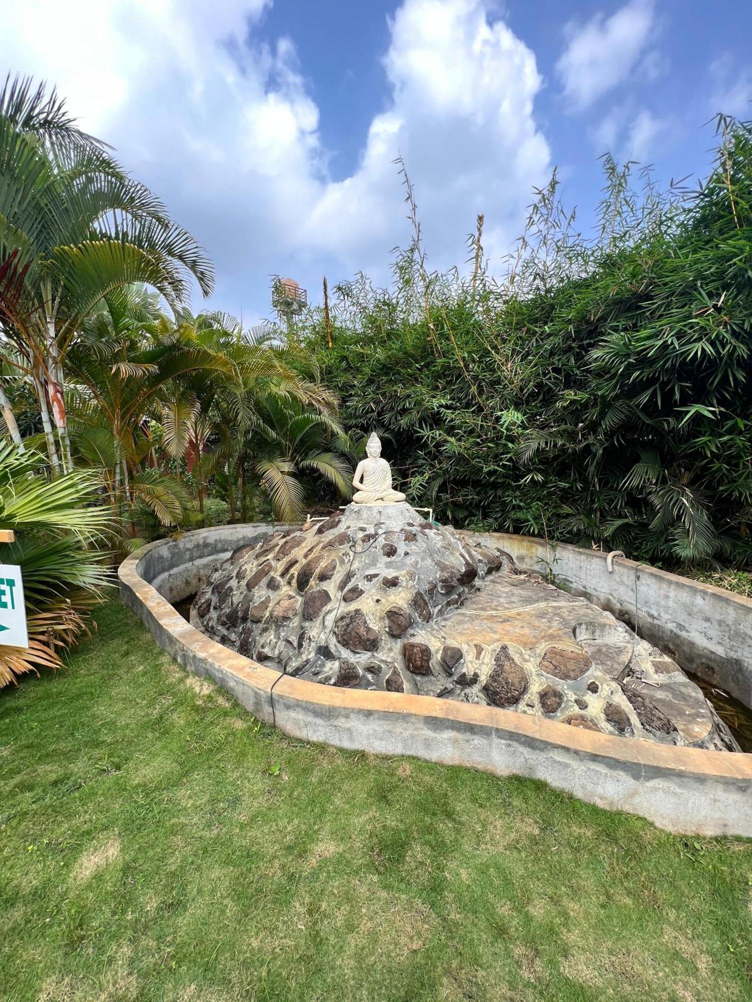 Plumeria Resort Kushālnagar Exteriör bild