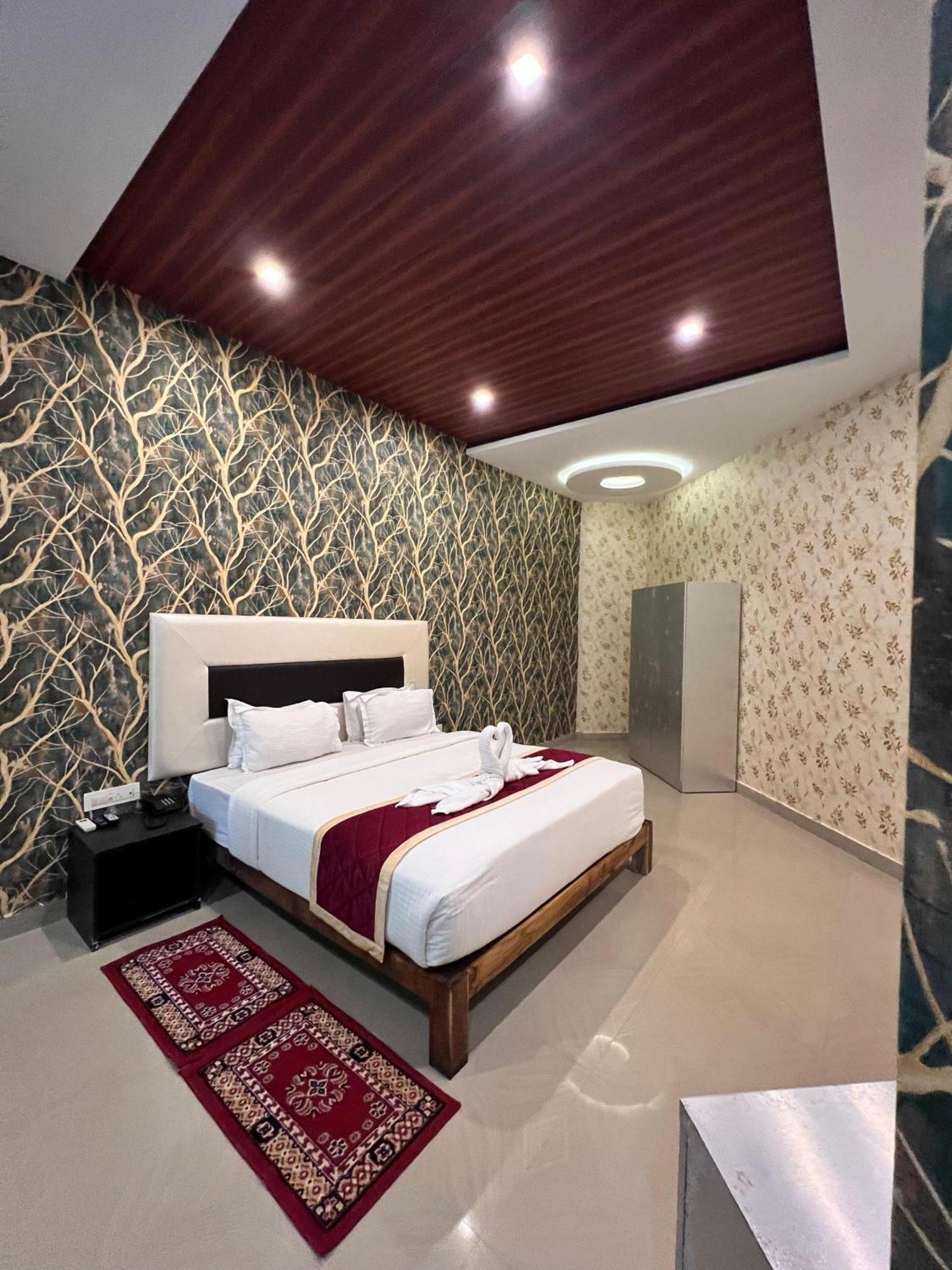 Plumeria Resort Kushālnagar Exteriör bild